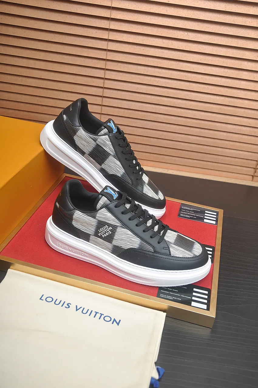 Men's men's shoes 💰640💶Original development, quality shipping, welcome to compare - LV sneaker series sports shoes introduce the loose silhouette of the ready-to-wear series into the spring and summer men's wear shows and make an eye-catching appearance. The cow leather upper is combined with rough fabric laces, and colorful beading highlights the brand's classic elements. LV letters mark the tongue and Monogram floral outsole. Mixed materials Made of top-grain cowhide, thick shoelace design, large Monogram print on the side, mesh lining and cotton feet, the comfort is as extreme as ever, premium heritage, quality first, worth owning! Size: Men’s 38-45 (45 is custom-made and cannot be returned or exchanged)